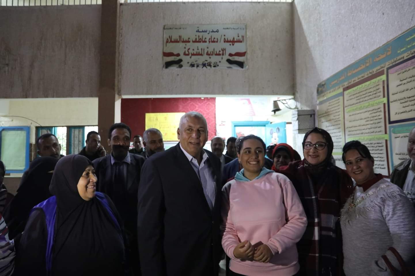 محافظ الوادي الجديد يتفقد عدد من اللجان الانتخابية 