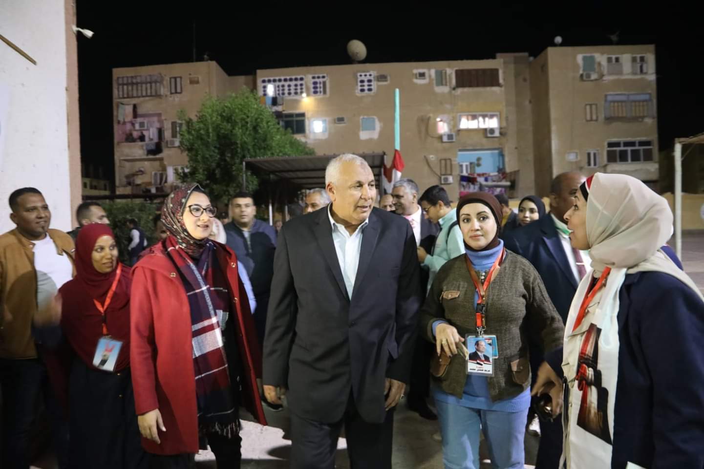 محافظ الوادي الجديد يتفقد عدد من اللجان الانتخابية 