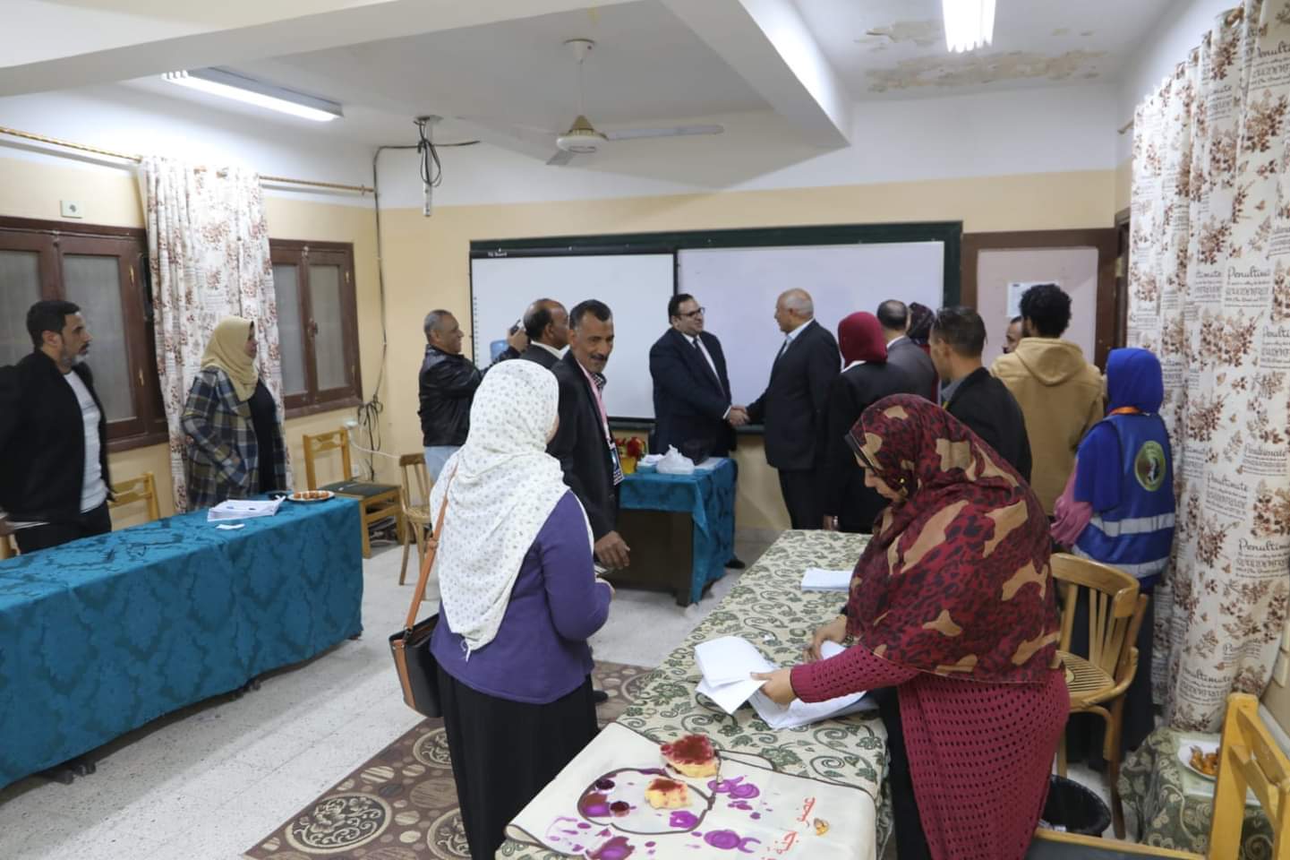 محافظ الوادي الجديد يتفقد عدد من اللجان الانتخابية 