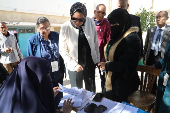 مواطني الخارجة اثناء التقاط الصور التذكارية مع نائب المحافظ