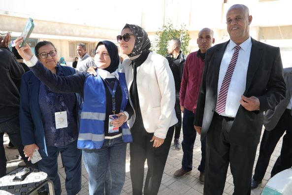 مواطني الخارجة اثناء التقاط الصور التذكارية مع نائب المحافظ