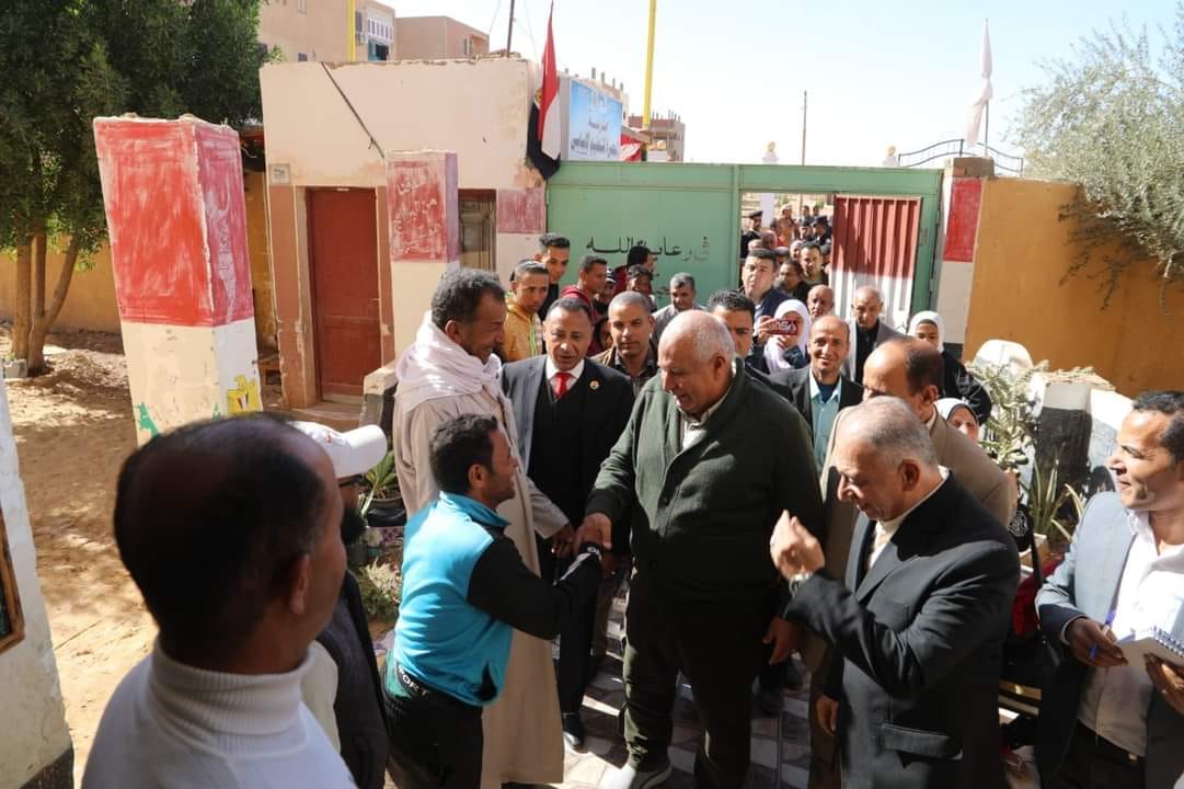 محافظ الوادي الجديد يتفقد عدد من لجان مركز الداخلة 