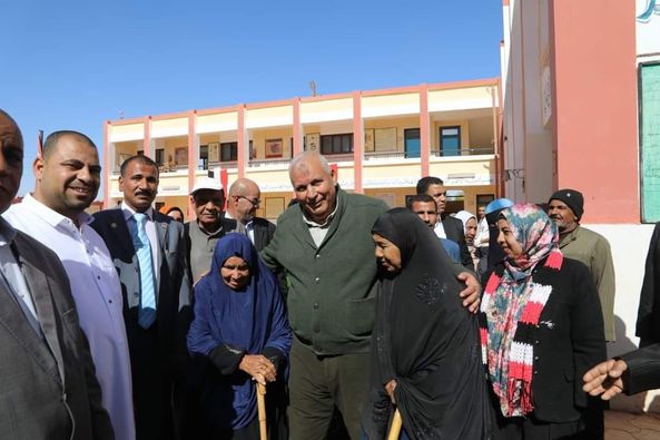 محافظ الوادي الجديد يقبل رؤس كبار السن لمشاركتهم فى عملية الانتخابات الرئاسية