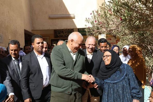 محافظ الوادي الجديد يقبل رؤس كبار السن لمشاركتهم فى عملية الانتخابات الرئاسية