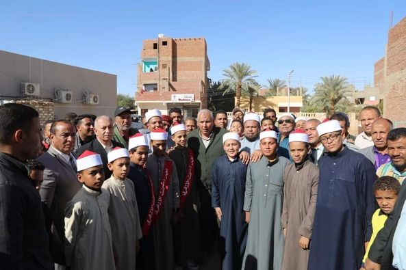 محافظ الوادي الجديد يقبل رؤس كبار السن لمشاركتهم فى عملية الانتخابات الرئاسية