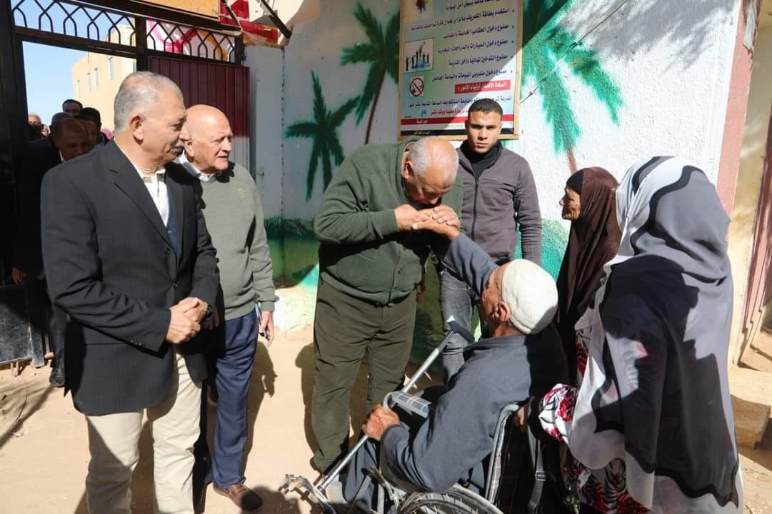 محافظ الوادي الجديد يقبل رؤس كبار السن لمشاركتهم فى عملية الانتخابات الرئاسية