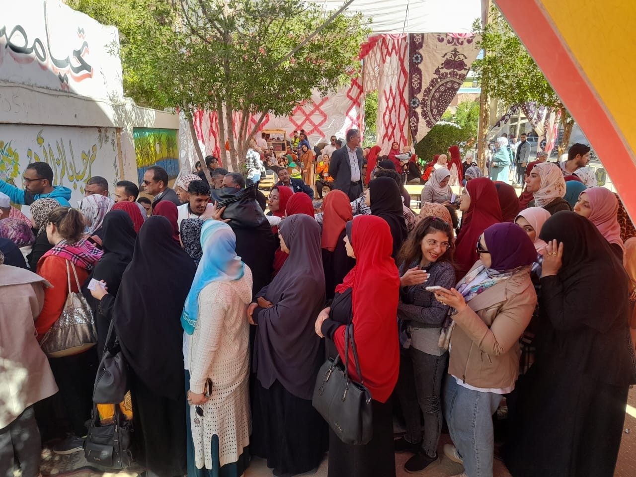 حشود غفيرة من المواطنين