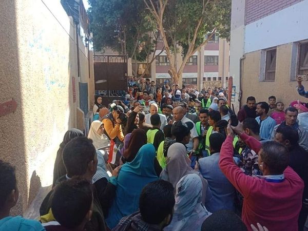 حشود غفيرة من المواطنين