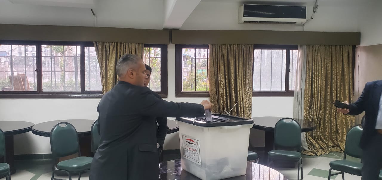 المهندس عمرو عبدالعال نائب محافظ أسيوط يؤدي واجبه الوطني