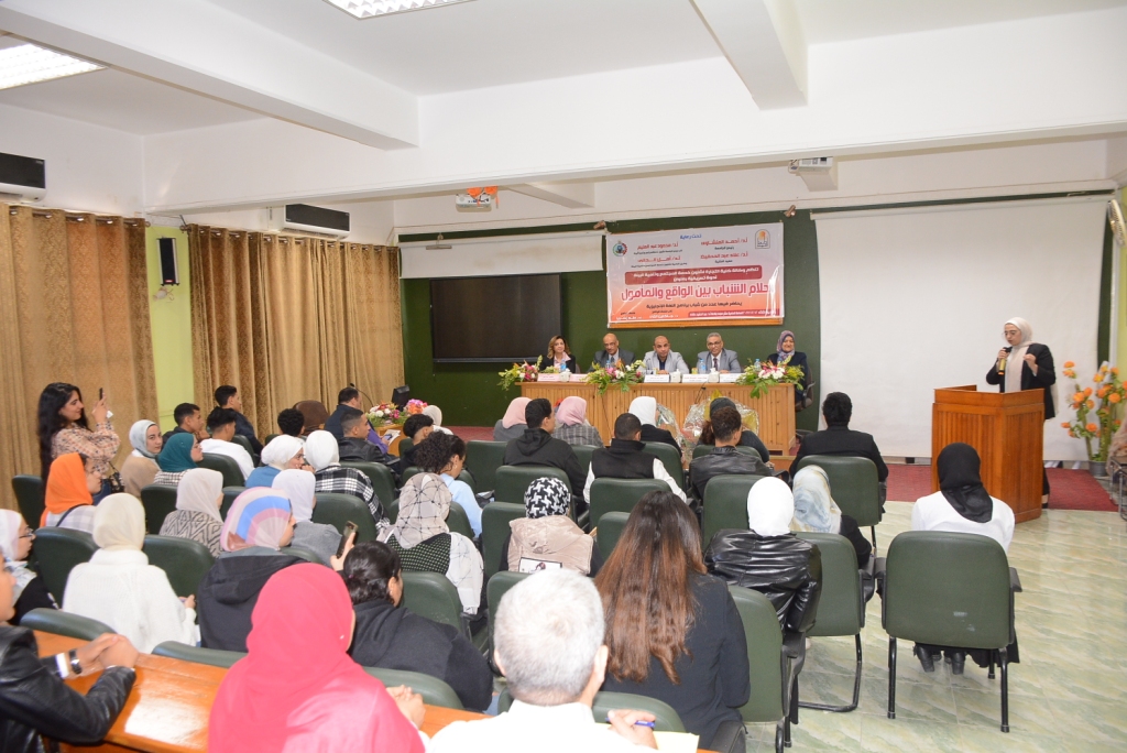 جانب من الندوة