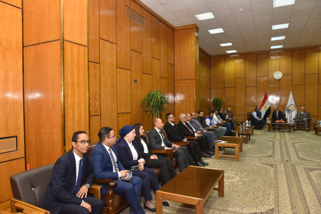 رئيس جامعة أسيوط وضيوف الجامعة