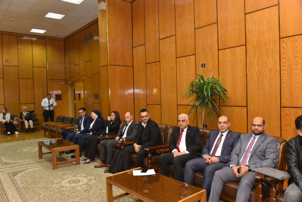 رئيس جامعة أسيوط وضيوف الجامعة