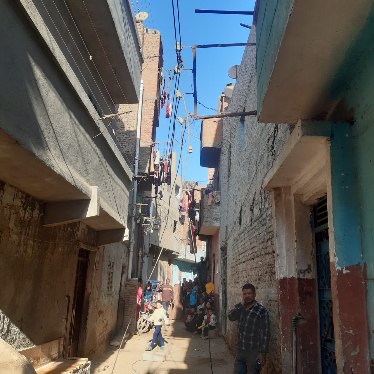 مصرع شخص بسبب سقوط شرز من أسلاك الضغط العالي على منزل بأسيوط