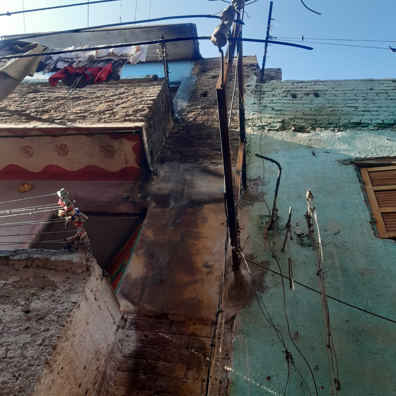 مصرع شخص بسبب سقوط شرز من أسلاك الضغط العالي على منزل بأسيوط