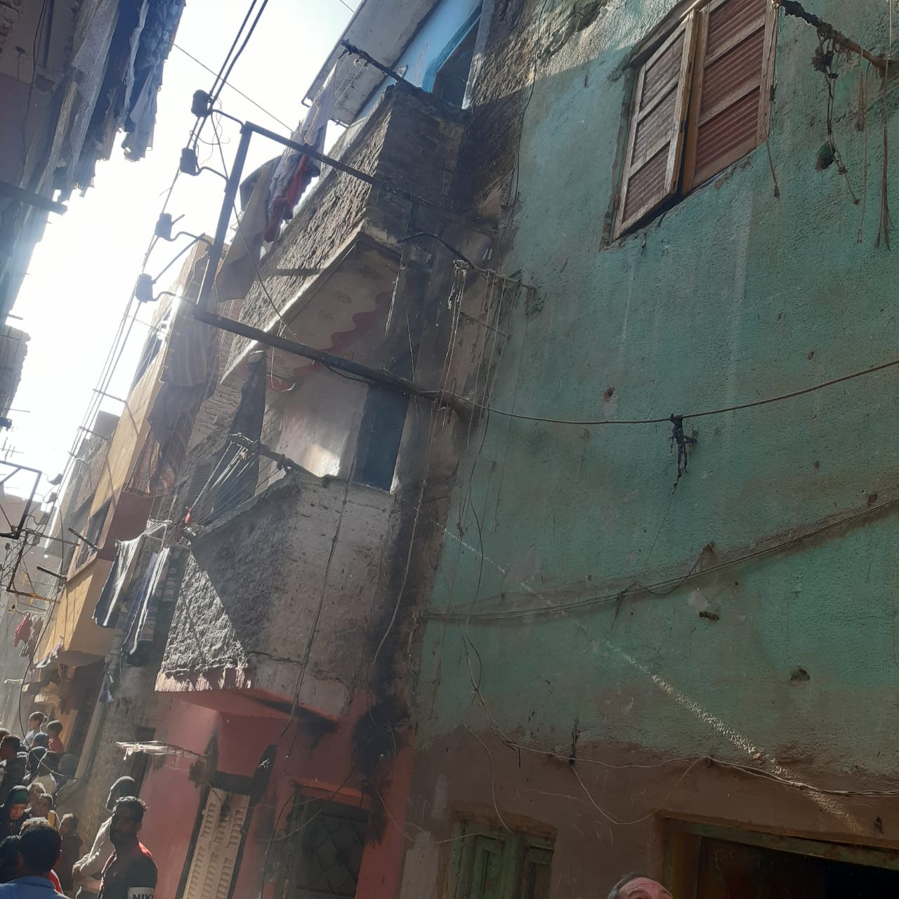مصرع شخص بسبب سقوط شرز من أسلاك الضغط العالي على منزل بأسيوط