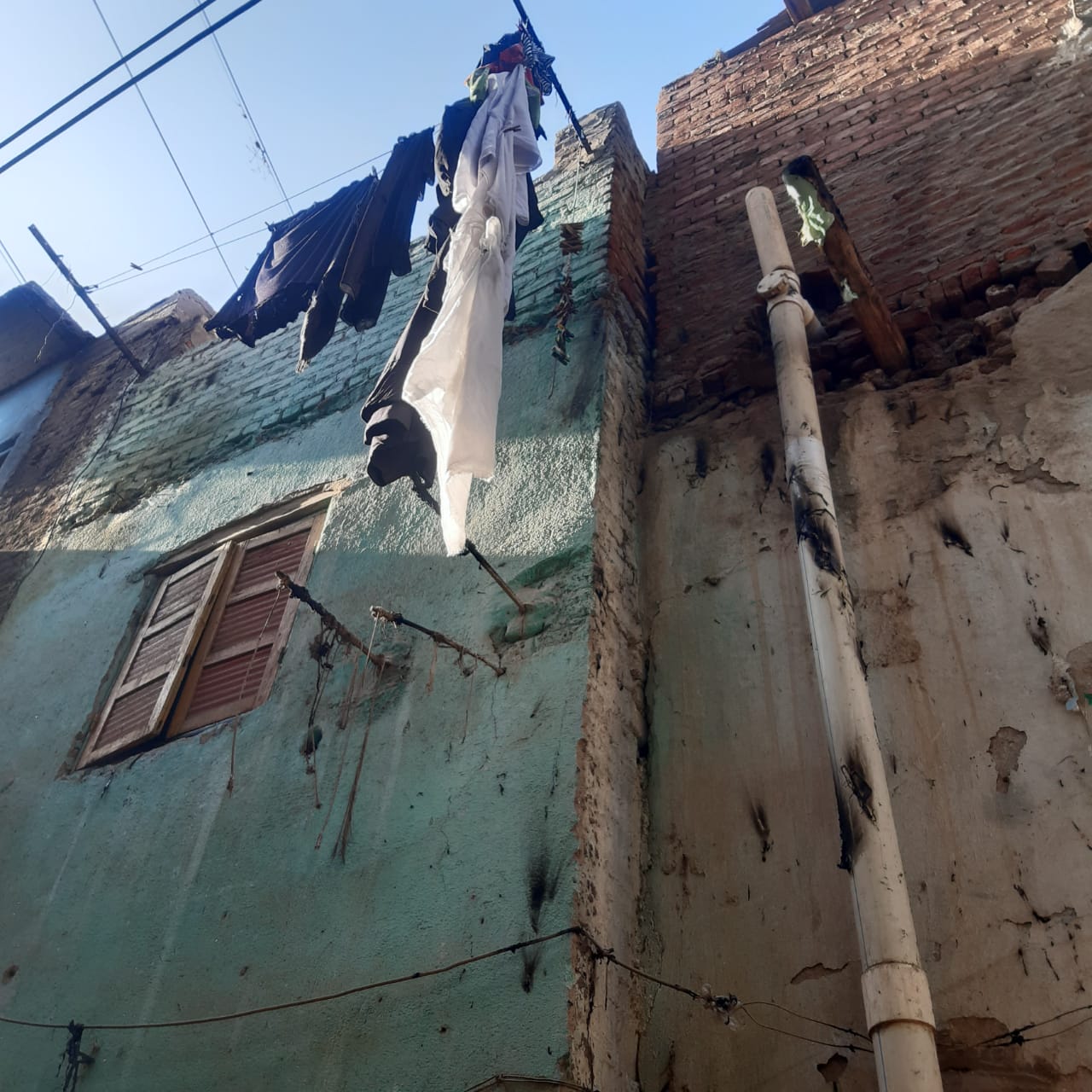 مصرع شخص بسبب سقوط شرز من أسلاك الضغط العالي على منزل بأسيوط