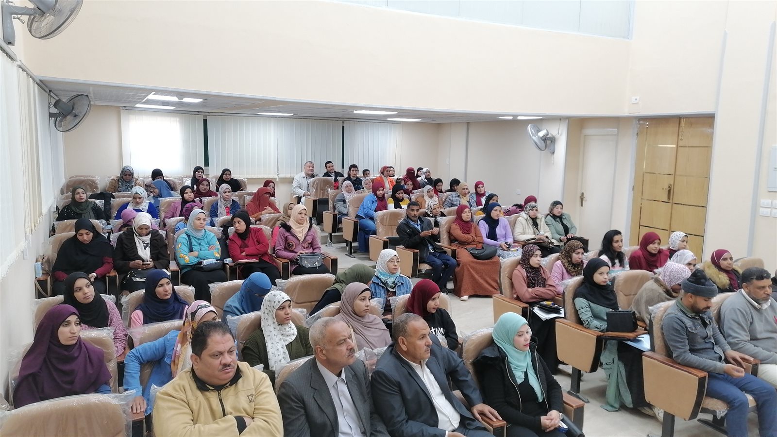 جانب ضيوف الندوة