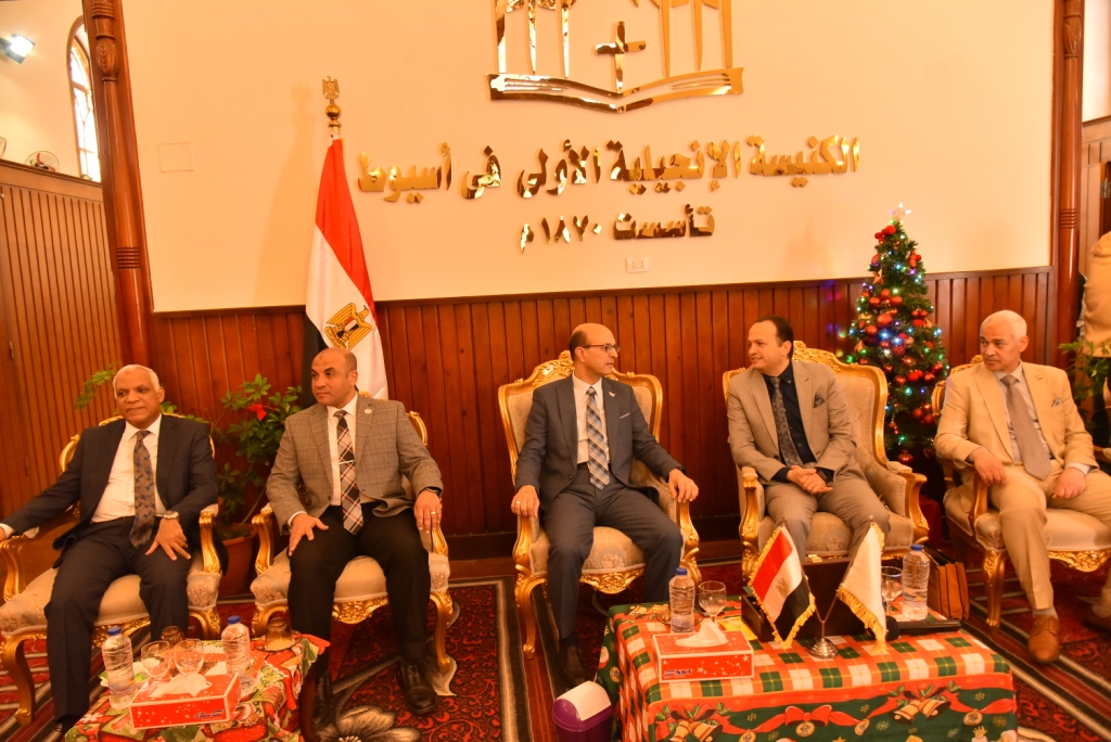 جانب من زيارات رئيس جامعة أسيوط