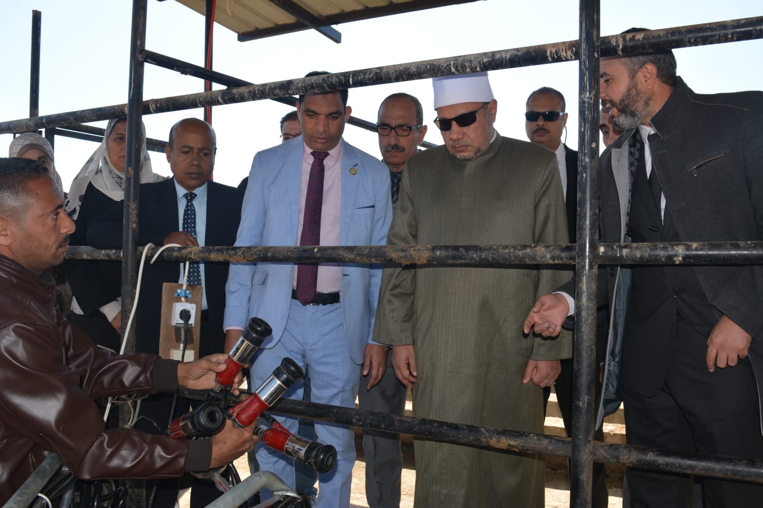 جانب من الزيارة وافتتاح منافذ بيع مركز المنتجات الزراعية ومزرعة الانتاج الحيواني