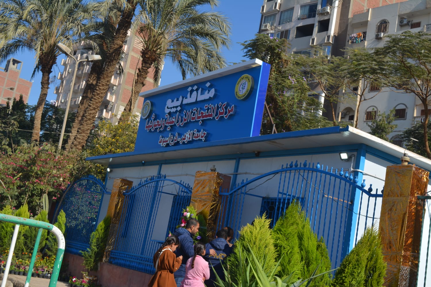 جانب من الزيارة وافتتاح منافذ بيع مركز المنتجات الزراعية ومزرعة الانتاج الحيواني