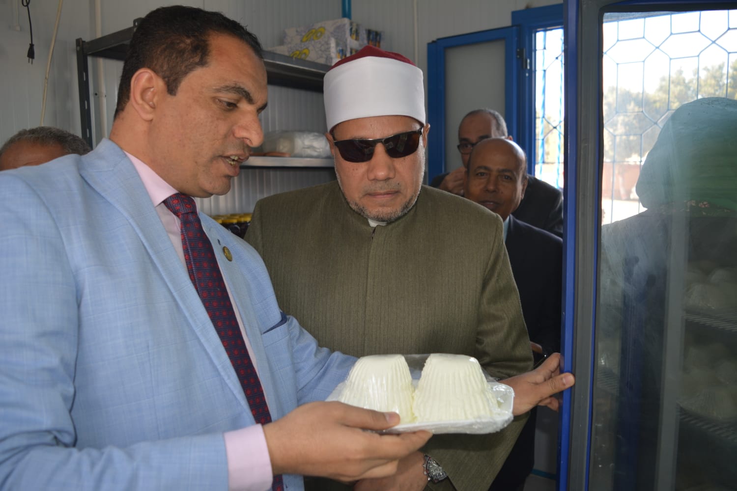 جانب من الزيارة وافتتاح منافذ بيع مركز المنتجات الزراعية ومزرعة الانتاج الحيواني