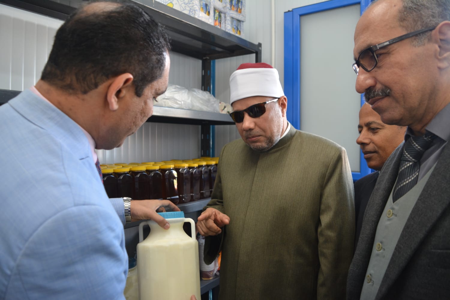 جانب من الزيارة وافتتاح منافذ بيع مركز المنتجات الزراعية ومزرعة الانتاج الحيواني