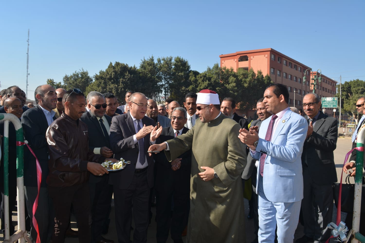 جانب من الزيارة وافتتاح منافذ بيع مركز المنتجات الزراعية ومزرعة الانتاج الحيواني