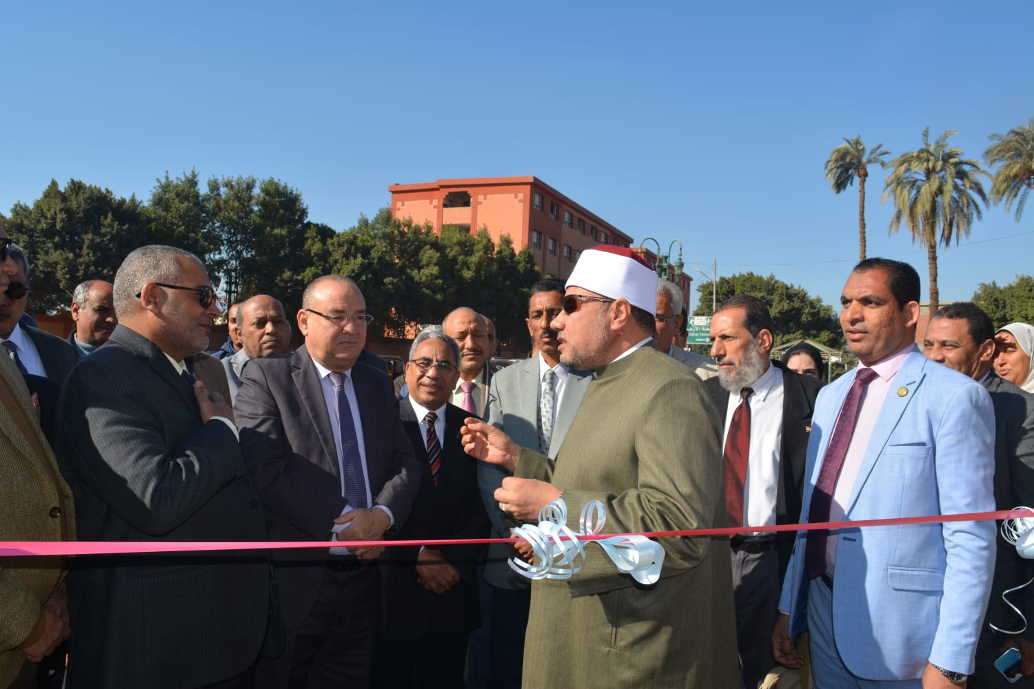 جانب من الزيارة وافتتاح منافذ بيع مركز المنتجات الزراعية ومزرعة الانتاج الحيواني