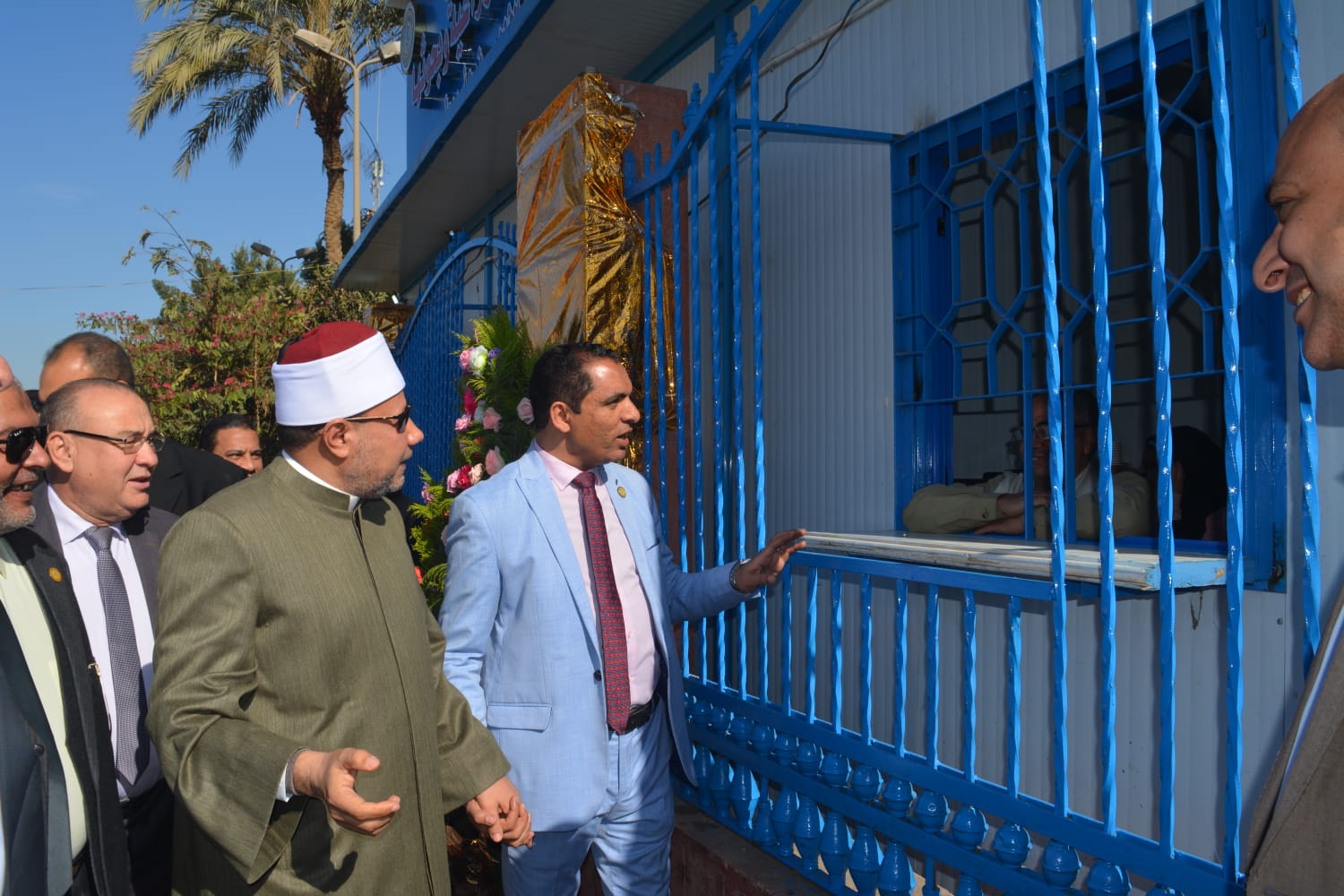 جانب من الزيارة وافتتاح منافذ بيع مركز المنتجات الزراعية ومزرعة الانتاج الحيواني