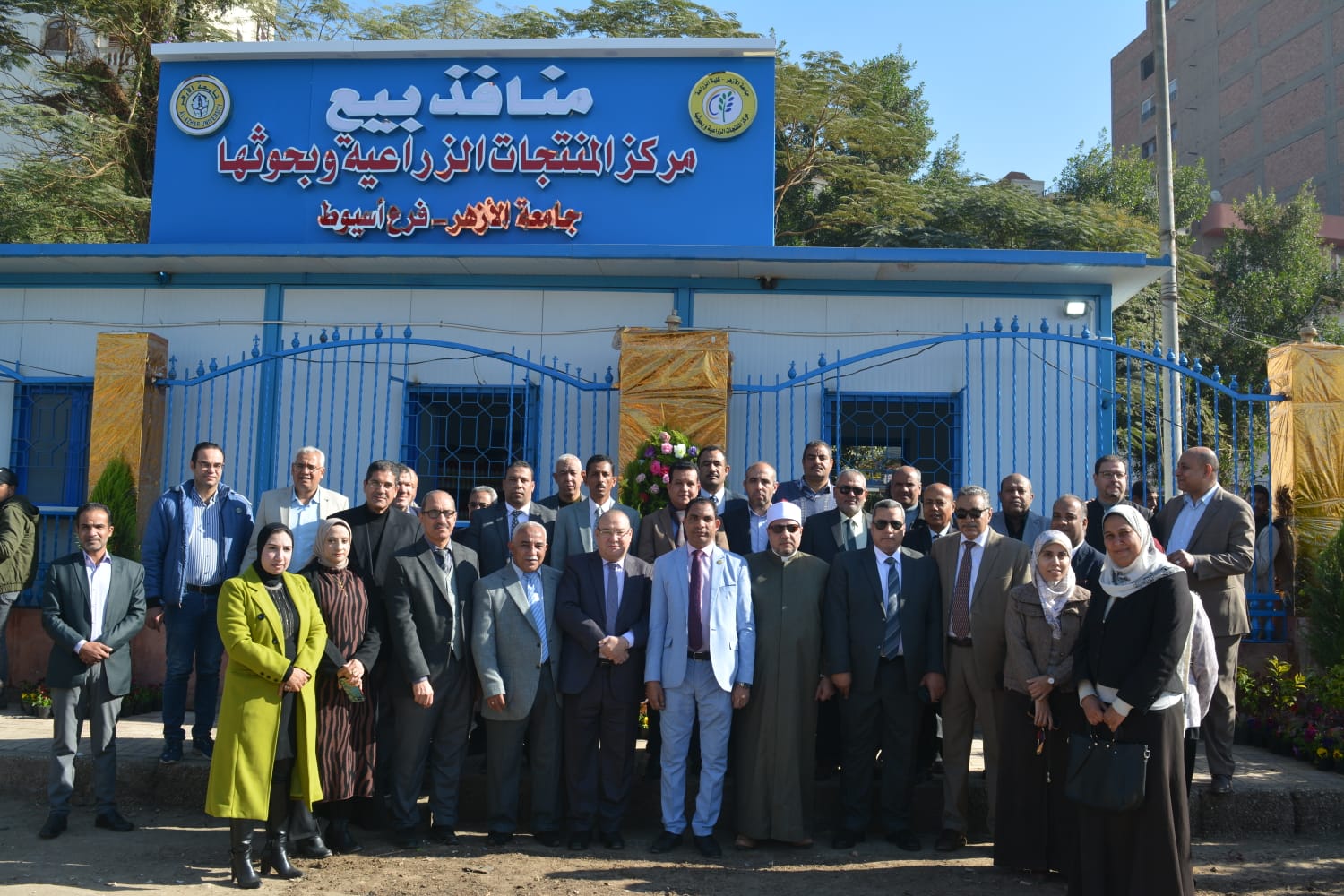 جانب من الزيارة وافتتاح منافذ بيع مركز المنتجات الزراعية ومزرعة الانتاج الحيواني