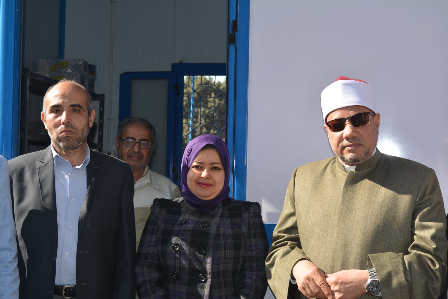 جانب من الزيارة وافتتاح منافذ بيع مركز المنتجات الزراعية ومزرعة الانتاج الحيواني