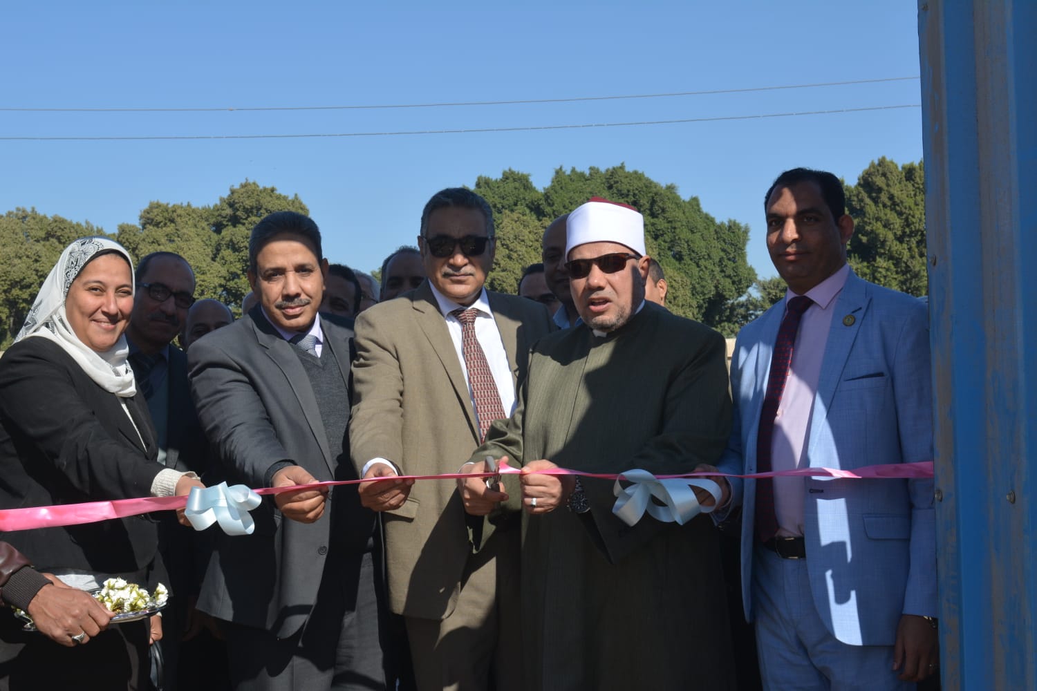 جانب من الزيارة وافتتاح منافذ بيع مركز المنتجات الزراعية ومزرعة الانتاج الحيواني