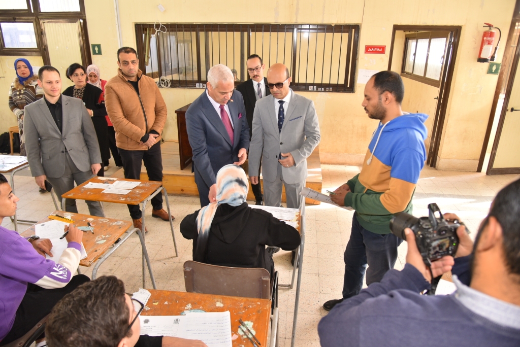 رئيس جامعة أسيوط أثناء تفقده سير الامتحانات