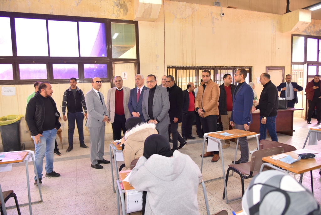 رئيس جامعة أسيوط أثناء تفقده سير الامتحانات