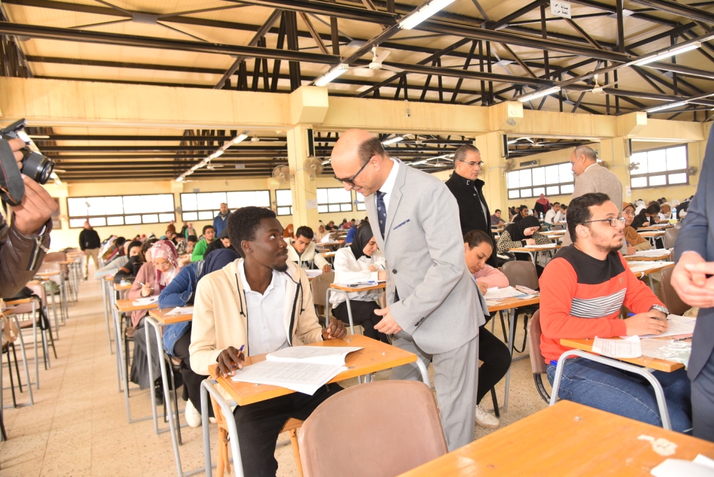 رئيس جامعة أسيوط أثناء تفقده سير الامتحانات