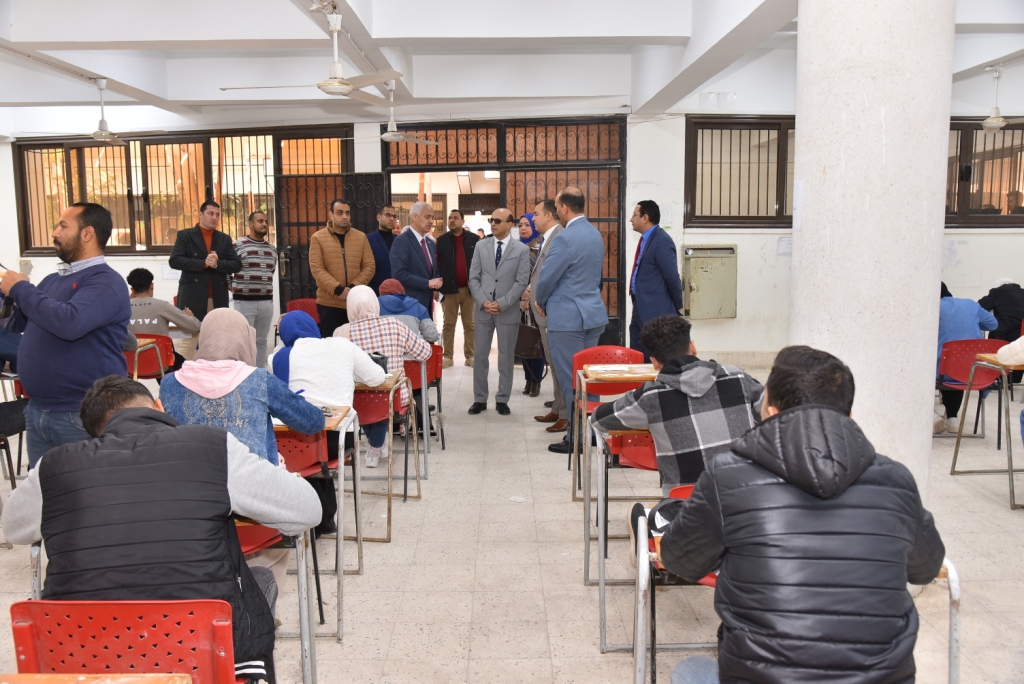 رئيس جامعة أسيوط أثناء تفقده سير الامتحانات