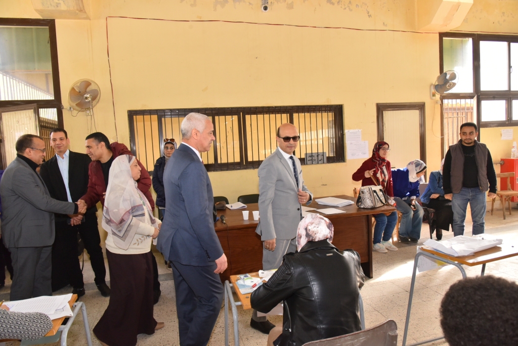 رئيس جامعة أسيوط أثناء تفقده سير الامتحانات