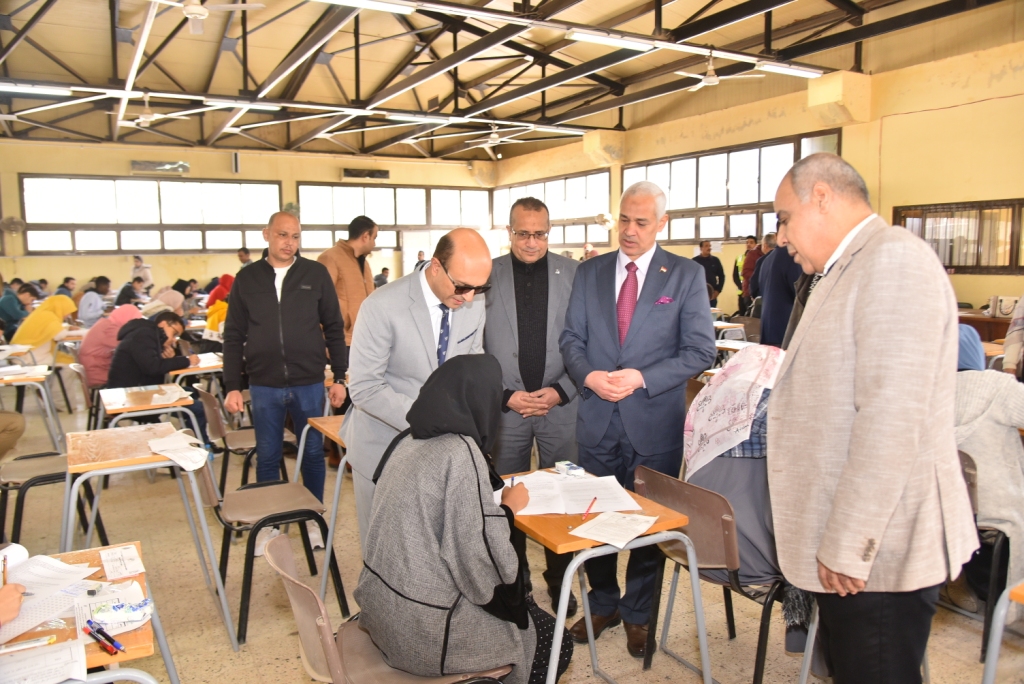 رئيس جامعة أسيوط أثناء تفقده سير الامتحانات