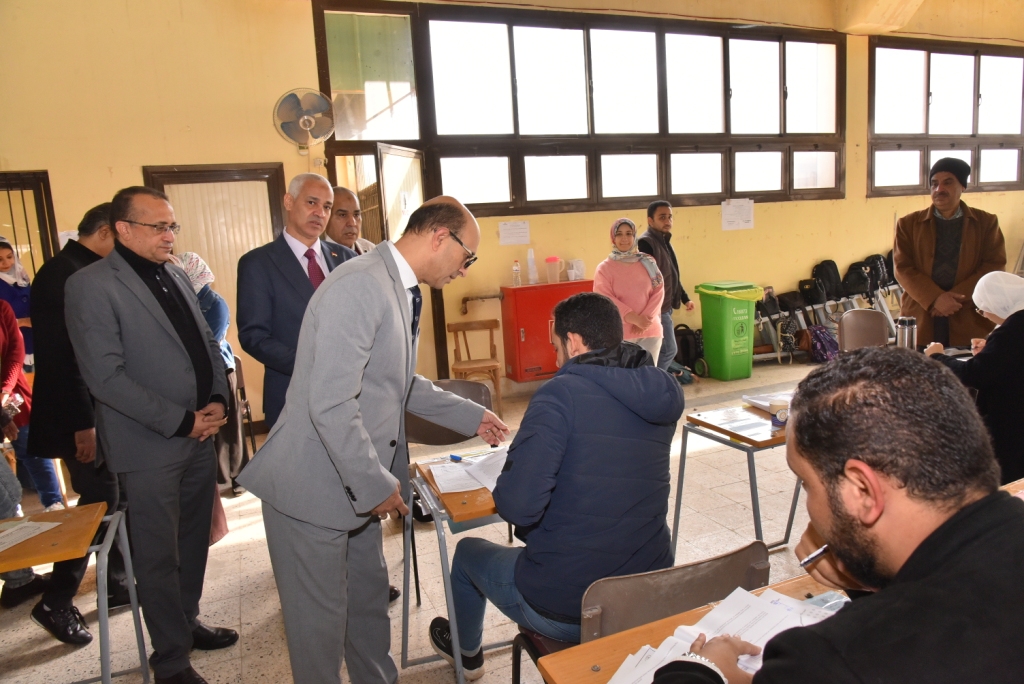 رئيس جامعة أسيوط أثناء تفقده سير الامتحانات
