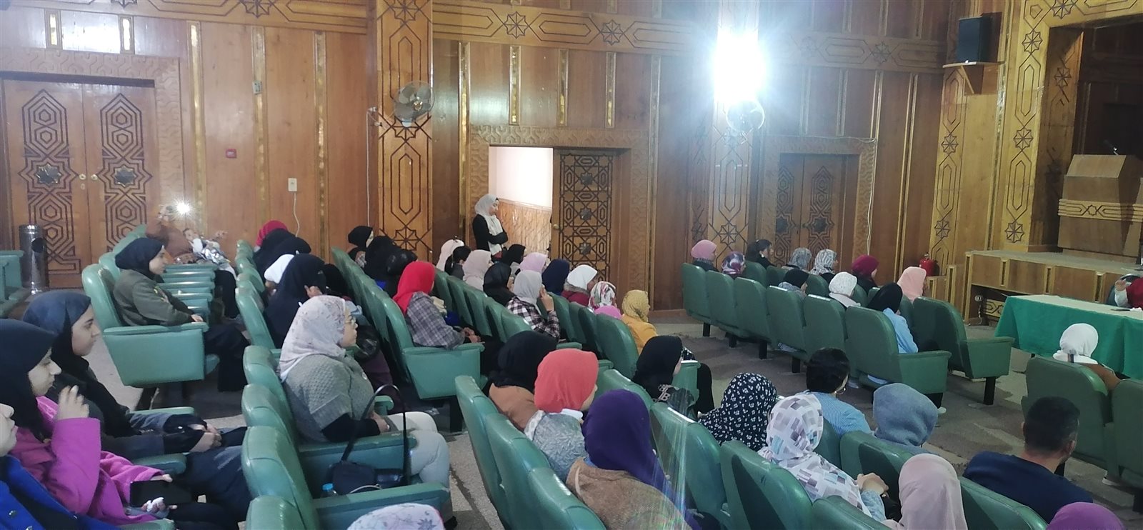 جاتب من ضيوف الندوة