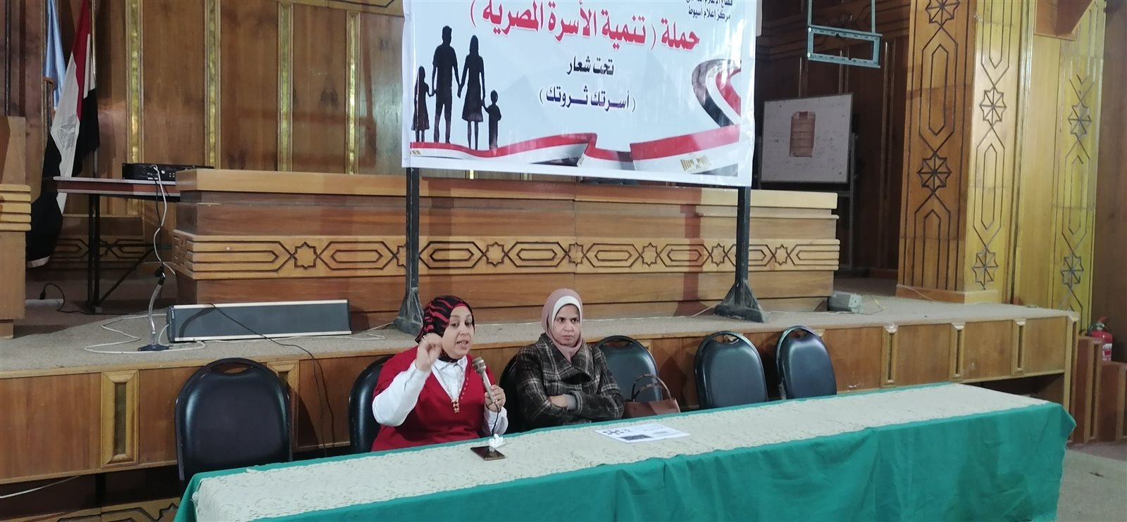 جاتب من ضيوف الندوة