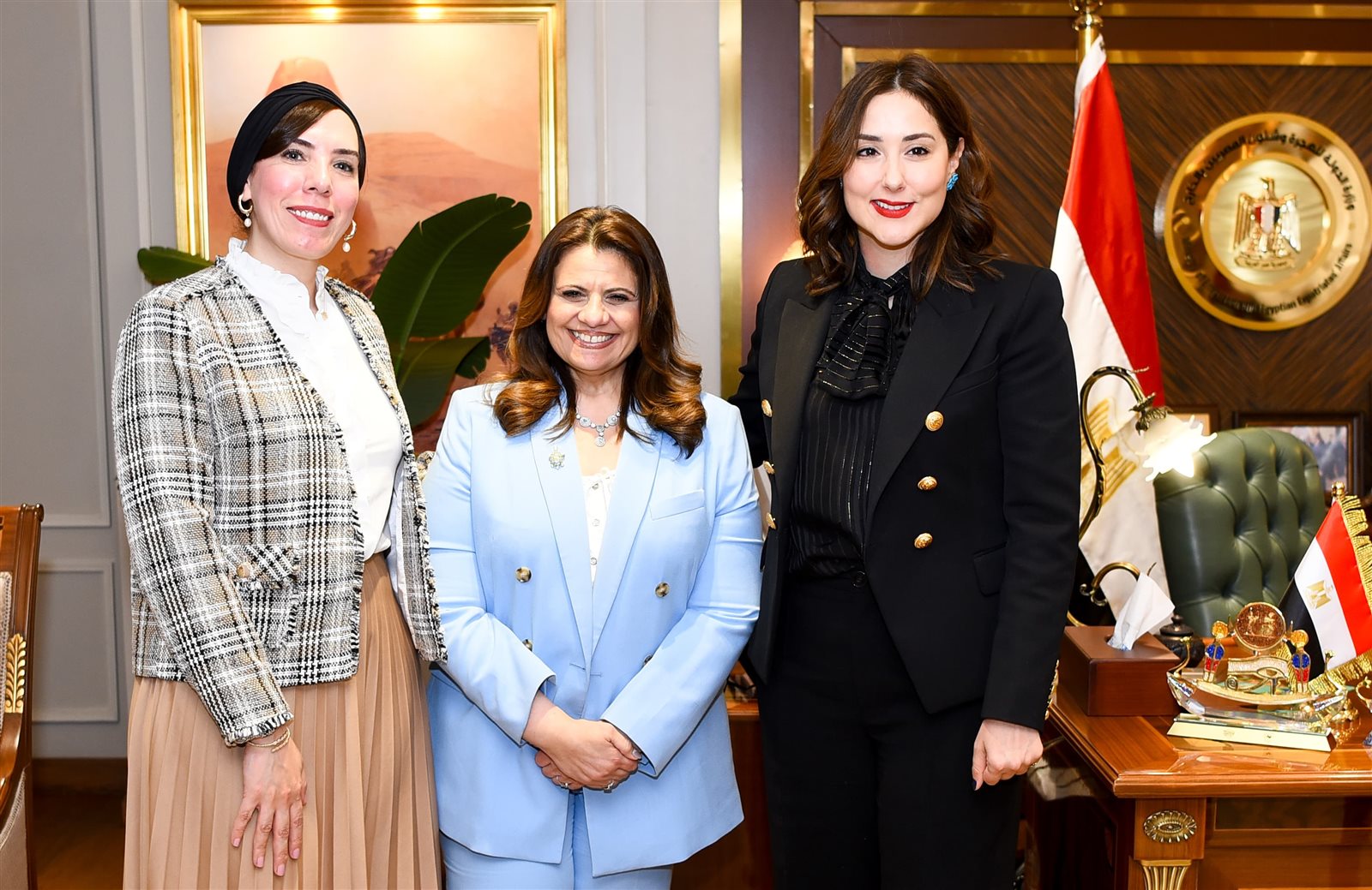 وزيرة الهجرة خلال اللقاء