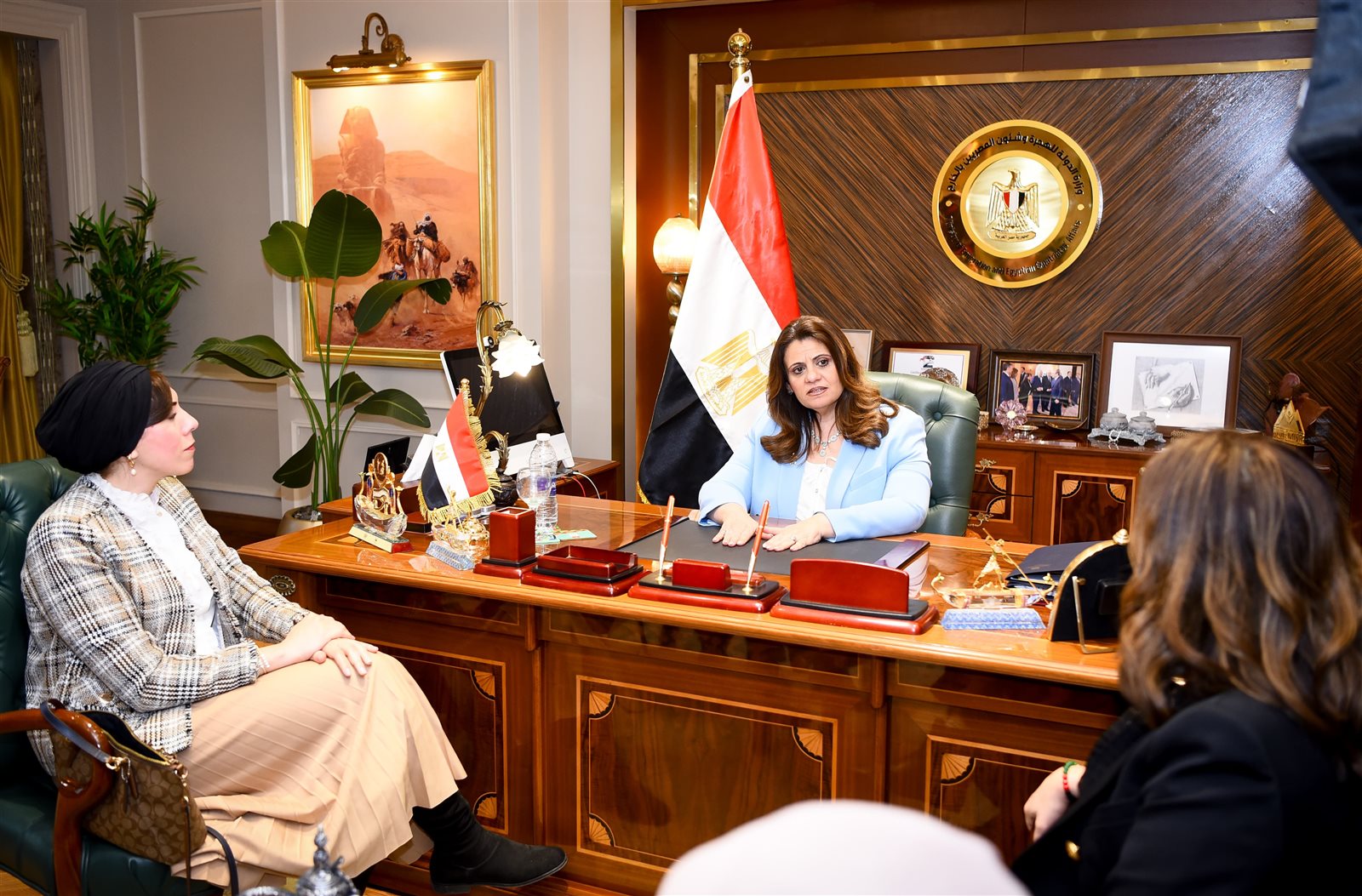 وزيرة الهجرة خلال اللقاء