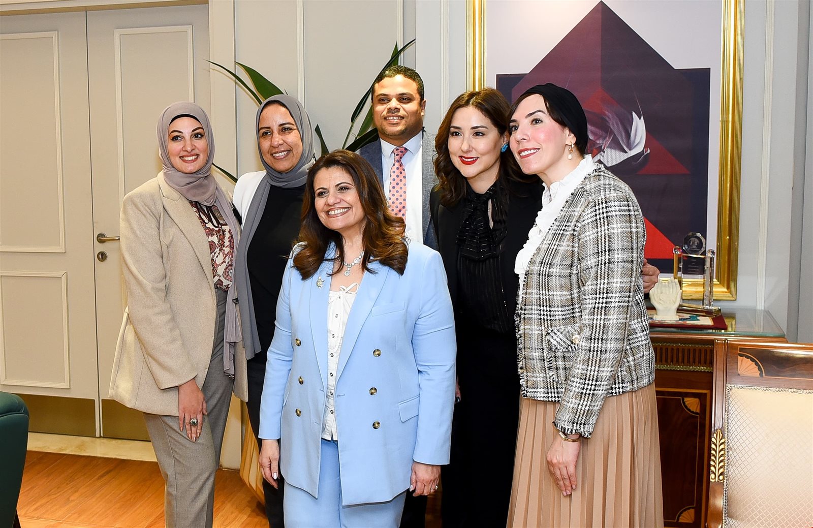 وزيرة الهجرة خلال اللقاء