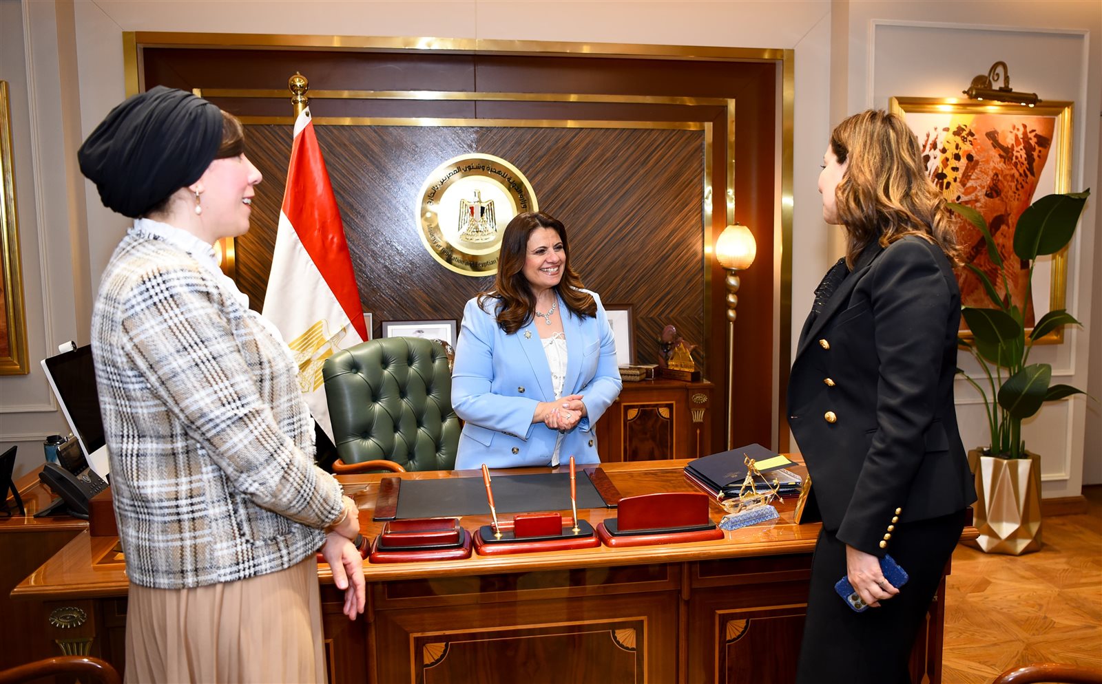 وزيرة الهجرة خلال اللقاء