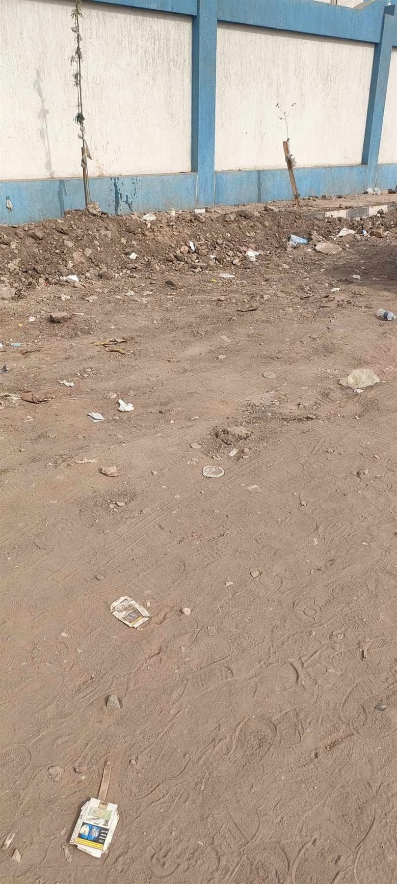 جانب من أنتشار القمامة والأسفلت المكسّر