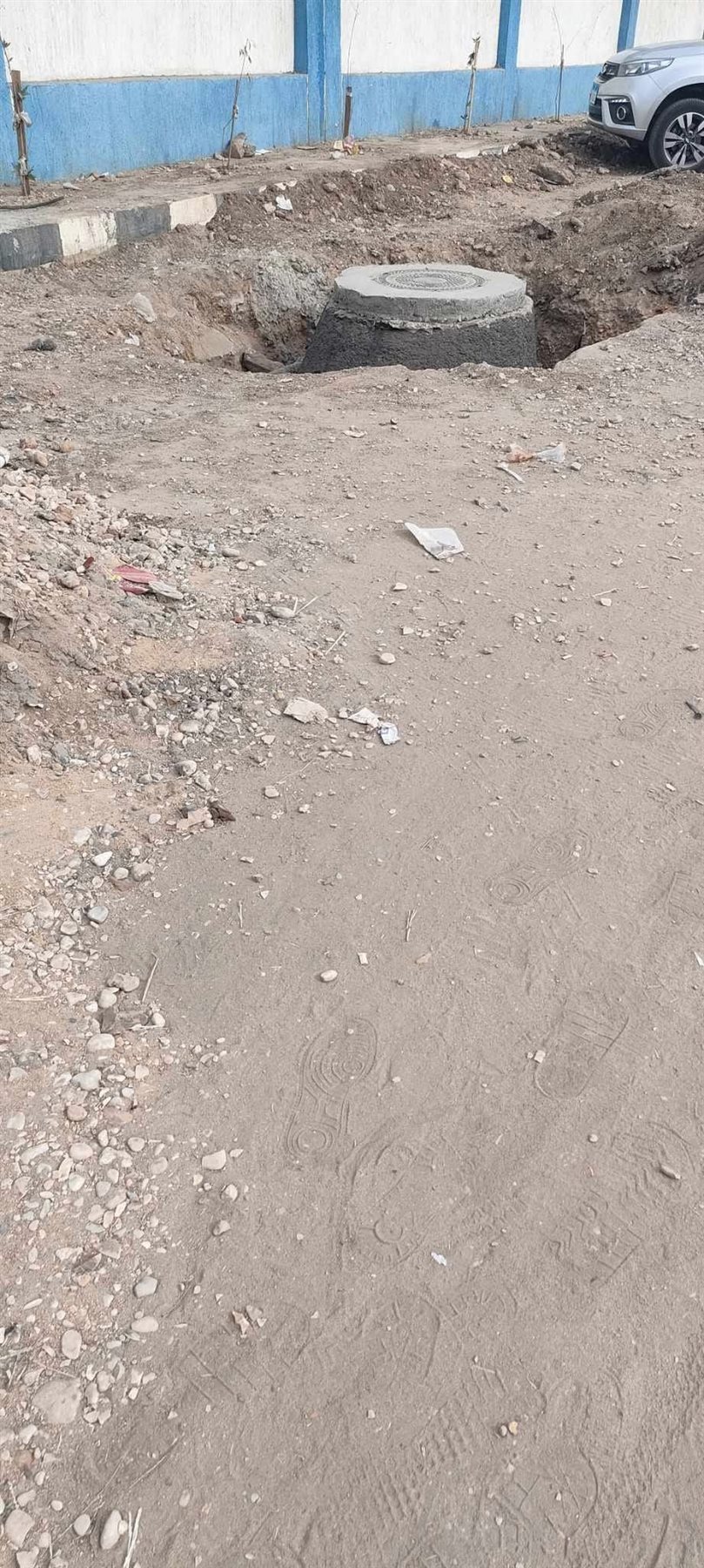 جانب من أنتشار القمامة والأسفلت المكسّر