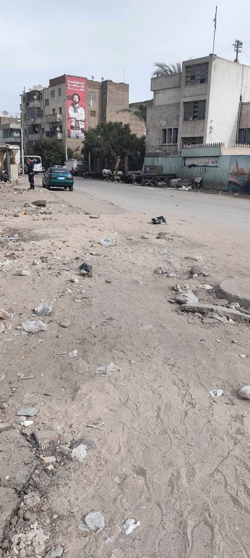 جانب من أنتشار القمامة والأسفلت المكسّر