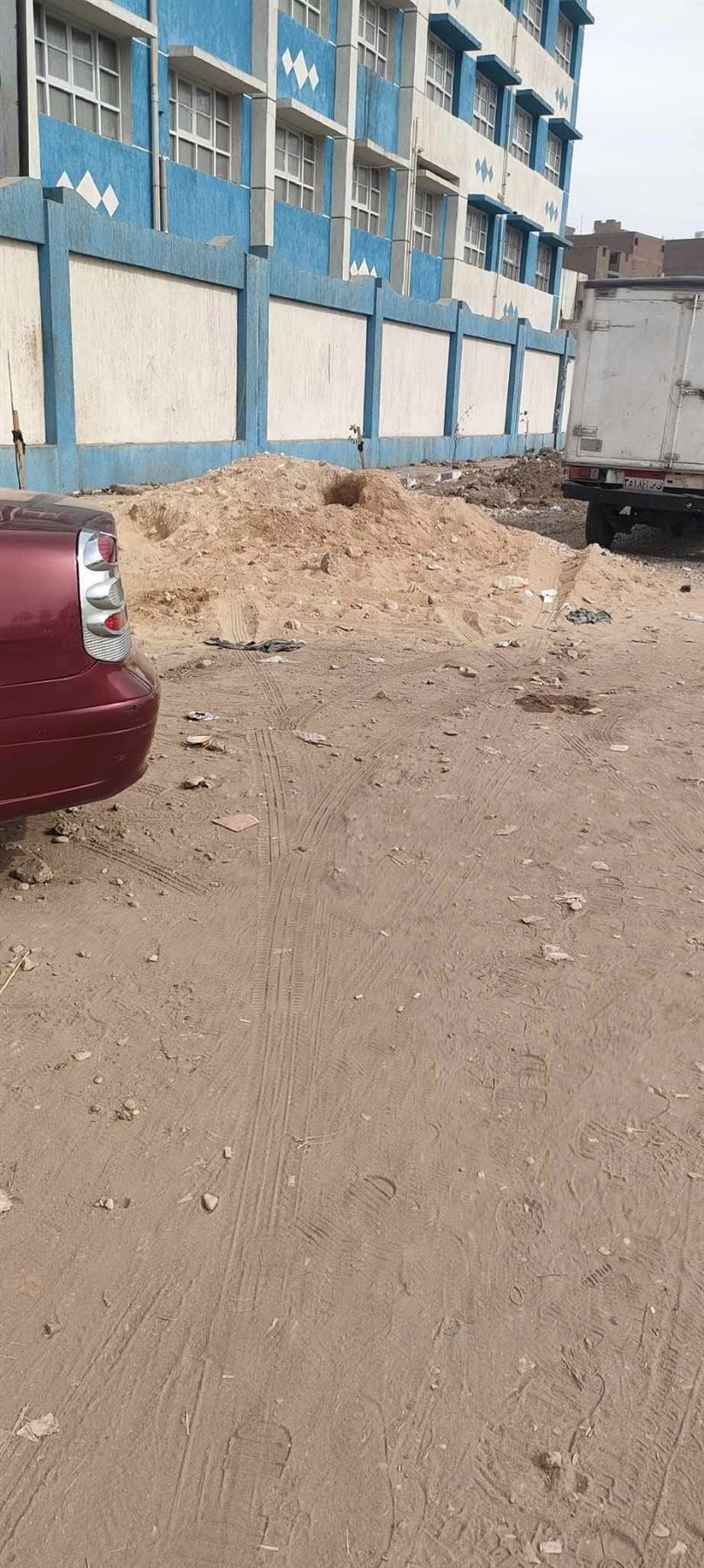 جانب من أنتشار القمامة والأسفلت المكسّر