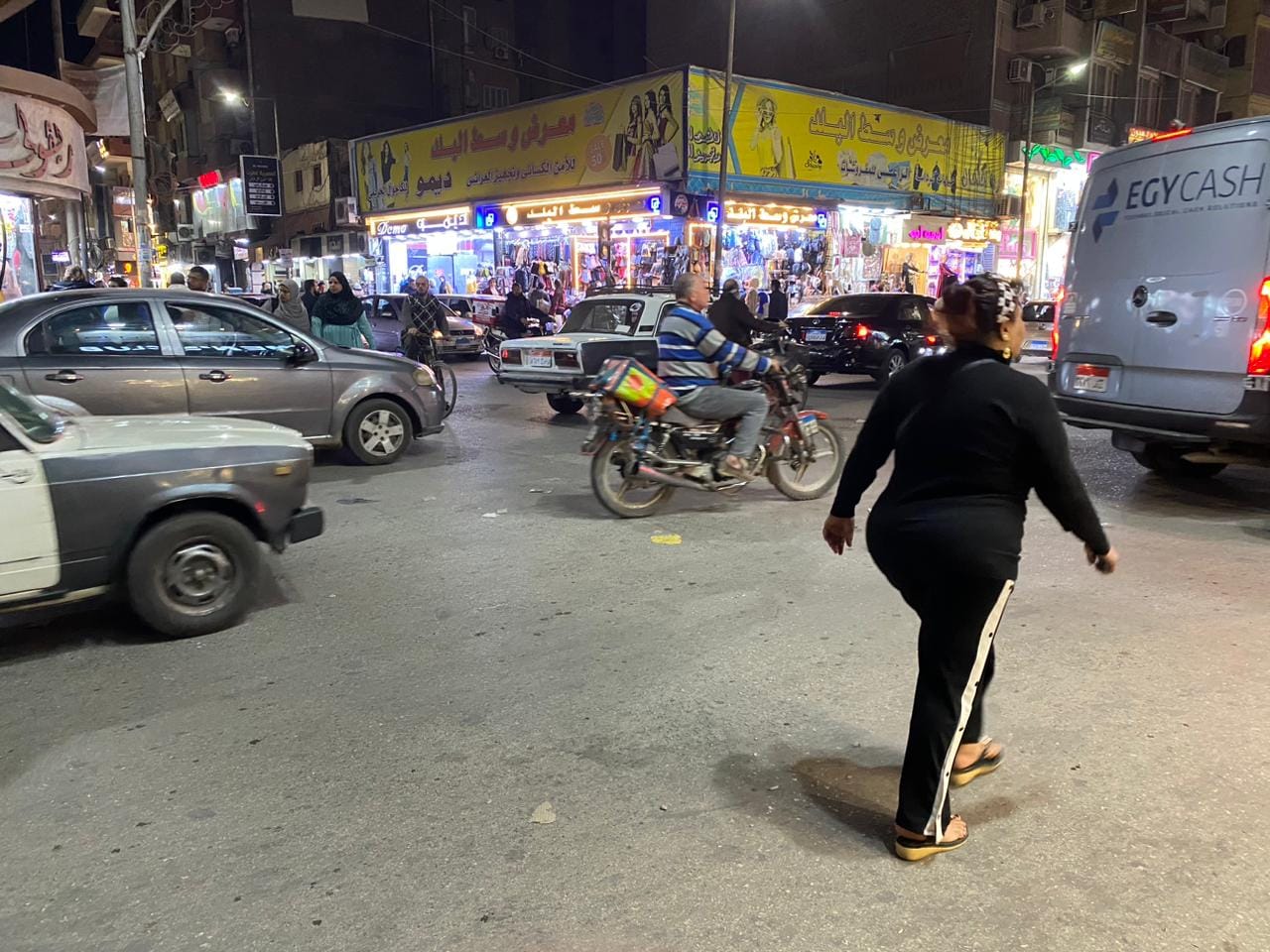 تكدس الشارع بسبب المعرض